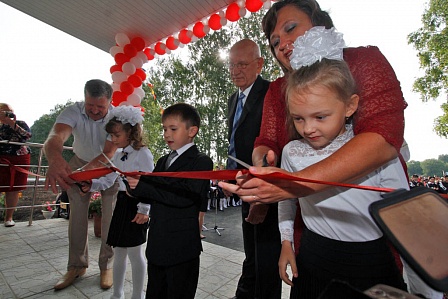 Юрий Берг принял участие в открытии школы в Матвеевском районе